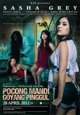 Труп в белом саване дрожит, но продолжает принимать ванну / Pocong mandi goyang pinggul (2011) смотреть онлайн бесплатно в отличном качестве